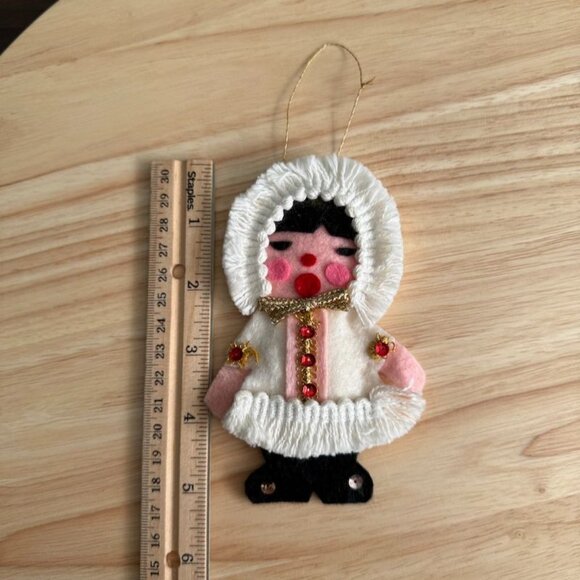 Vintage 70s Handmade Felt Eskimo Girl Christmas Ornament Inuit Yupik 5" - Picture 5 of 8